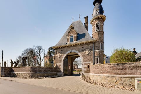Property building, Nearby landmark, Day, Landmark view, Quiet street view