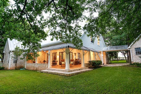 Luxury Golf Course Private Retreat with Heated Swimming Pool House in Horseshoe Bay