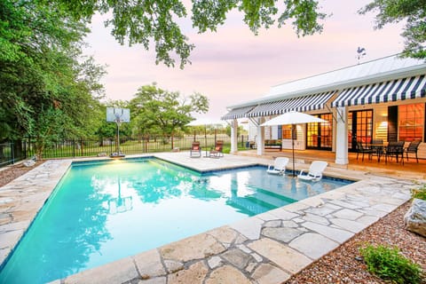 Luxury Golf Course Private Retreat with Heated Swimming Pool House in Horseshoe Bay