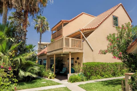 Comfortable condo w/ patio in bayfront complex! House in South Padre Island