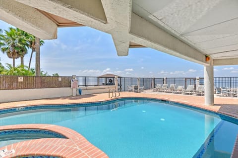 Quiet bayfront condo with boat slips & fishing pier! Casa in South Padre Island