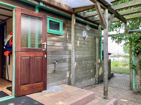 4 pers Holiday Home Hilla with winter garden in front of the dike directly on the Lauwersmeer Chalet in Anjum