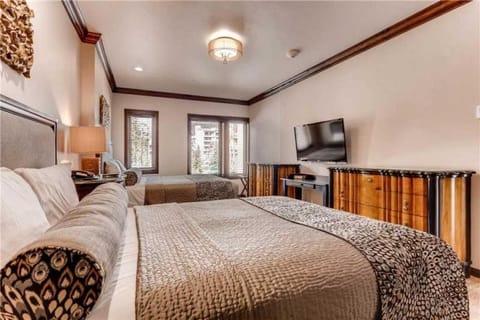 Luxury Ski In, Ski Out 2 Bedroom Mountain Residence In The Heart Of Lionshead Village With Heated Slope Side Pool And Hot Tub Condo in Lionshead Village Vail