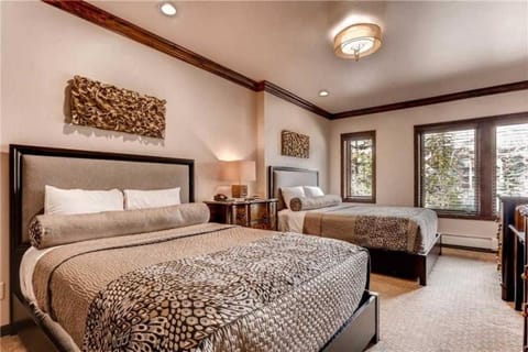 Luxury Ski In, Ski Out 2 Bedroom Mountain Residence In The Heart Of Lionshead Village With Heated Slope Side Pool And Hot Tub Condo in Lionshead Village Vail