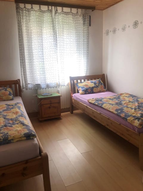 Photo of the whole room, Bedroom, children