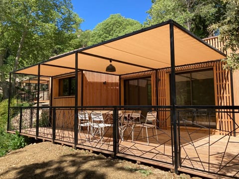 Les Cabanes de la Fontaine House in Lacoste