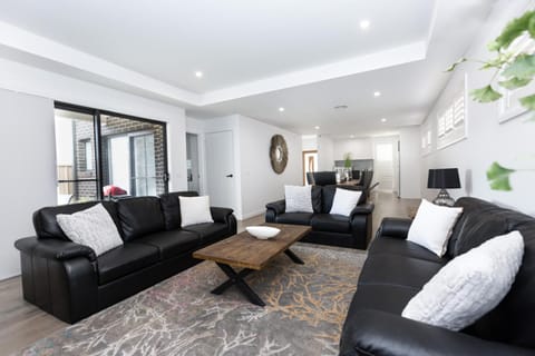 TWO TEN Sleeps 10! Luxury CBD Accommodation Apartment in North Wagga Wagga