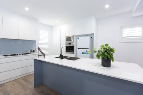 TWO TEN Sleeps 10! Luxury CBD Accommodation Apartment in North Wagga Wagga