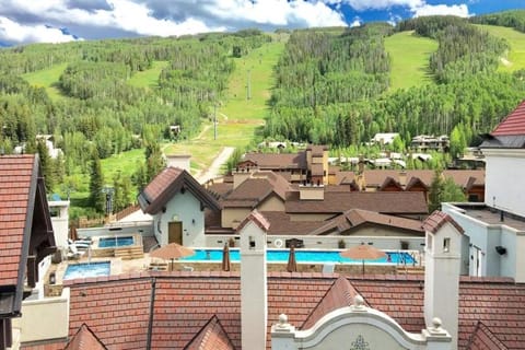 Platinum 4 Bedroom Vacation Rental In The Heart Of Vail That Includes Ski Valet, Ski Deck, Rooftop Pool, Panoramic Views Eigentumswohnung in Lionshead Village Vail