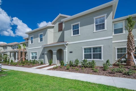 4964HT TOWNHOUSE 4 BEDROOMS & 3 BATHROOMS + POOL House in Kissimmee