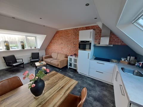 Kitchen or kitchenette, Seating area, Dining area