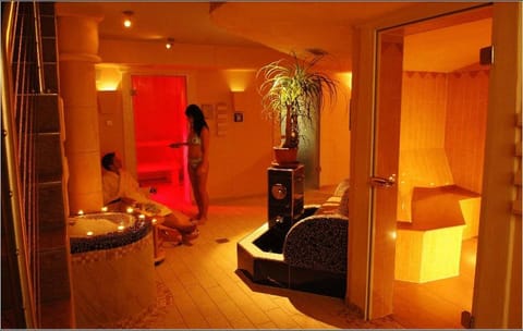 People, Spa and wellness centre/facilities, group of guests