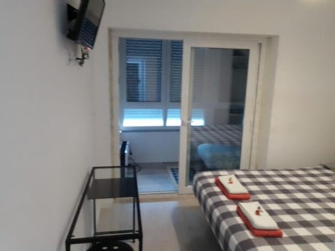 Bed, TV and multimedia, Balcony/Terrace, Photo of the whole room, Bedroom, towels