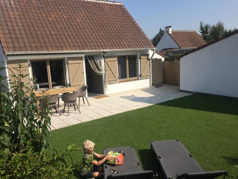 Property building, Patio, Facade/entrance, Garden