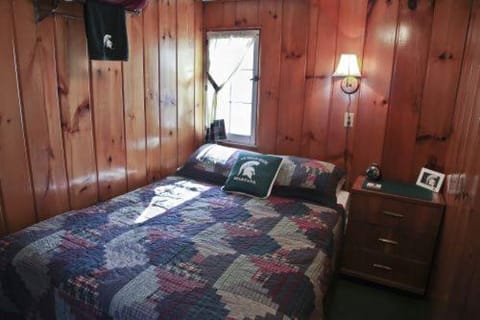 Cabin #1 - Cedar Village cabin House in Carp Lake