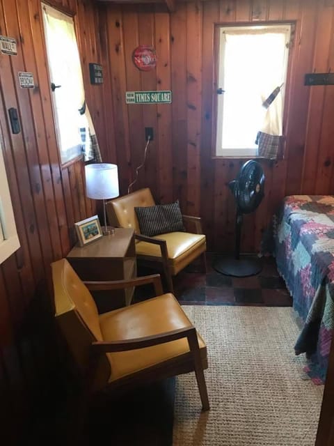 Cabin #5 - Times Square cabin Haus in Carp Lake