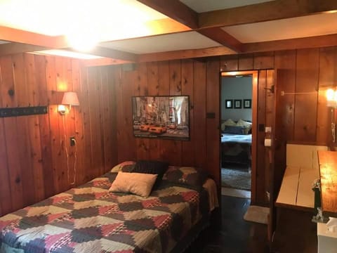Cabin #5 - Times Square cabin House in Carp Lake