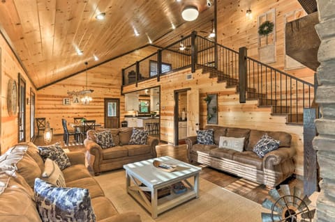 Luxurious Family Ties Home with Hot Tub, Fireplace House in Broken Bow