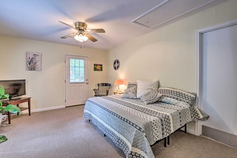 Cozy Studio with Yard, 6 Miles to Dwtn Beaufort! Apartment in Beaufort