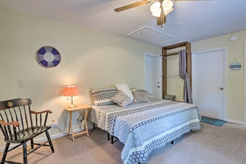 Cozy Studio with Yard, 6 Miles to Dwtn Beaufort! Apartment in Beaufort