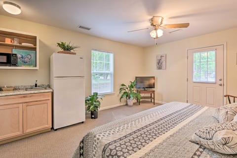 Cozy Studio with Yard, 6 Miles to Dwtn Beaufort! Condo in Beaufort