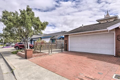 Ideally Located San Francisco Bay Home with Sunroom! House in Alameda