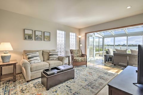 Ideally Located San Francisco Bay Home with Sunroom! Casa in Alameda