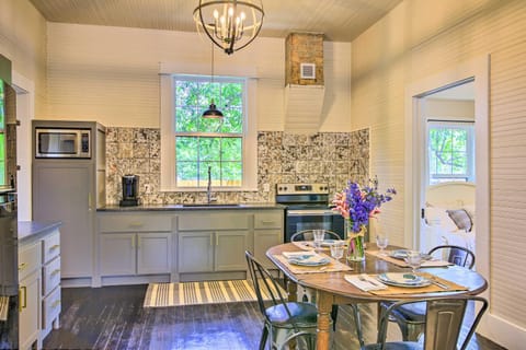Updated Boerne Cottage Sip, Explore and Relax! Haus in Boerne