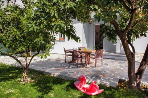 Property building, Patio, Day, Garden, Balcony/Terrace, Dining area, Garden view