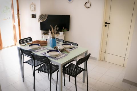 Photo of the whole room, Dining area