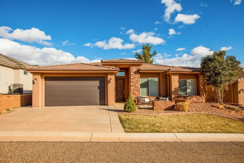Bright Modern Abode - 32 Miles to Zion Natl Park! House in Kanab