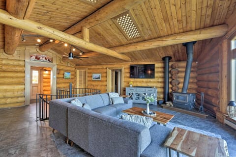 Fairbanks Log Cabin with Waterfront Deck and Views! Maison in Fairbanks
