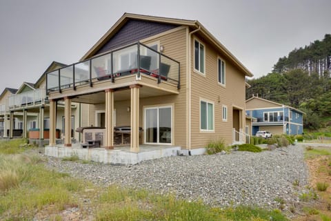 Pet-Free Oceanfront Home with Hot Tub and Beach Access Casa in Gold Beach