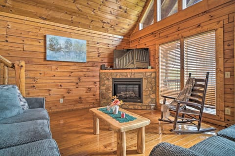 Mountain Pool Lodge Sevierville Cabin with Hot Tub Haus in Pigeon Forge