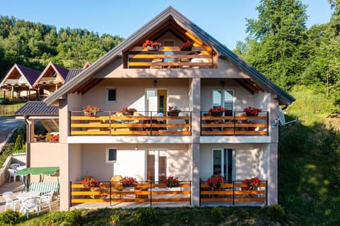 Property building, Day, Natural landscape, Garden, View (from property/room), Balcony/Terrace, Garden view, Mountain view