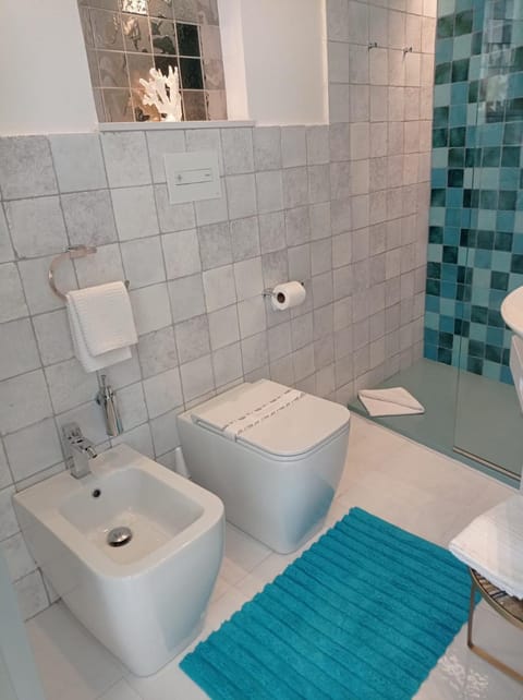 Toilet, bidet