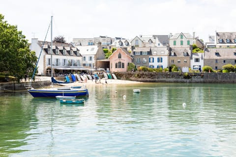 Nearby landmark, Restaurant/places to eat, Neighbourhood, Natural landscape, Beach