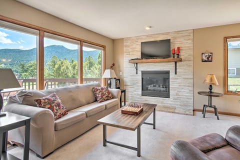 Home with Golf Course and Mtn Views - 4 Mi to RMNP! Casa in Estes Park