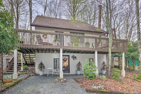 Beech Mountain Home with Deck - 1 Mi to Ski Resort! House in Beech Mountain