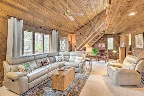 Rustic-Chic Home with Deck - 1 Mi to Ski Resort! House in Beech Mountain