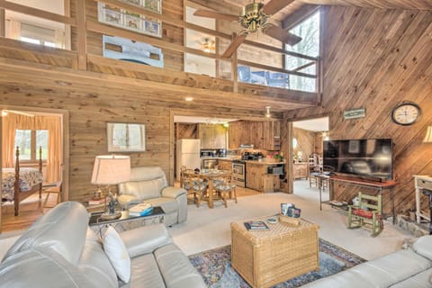 Rustic-Chic Home with Deck - 1 Mi to Ski Resort! Casa in Beech Mountain