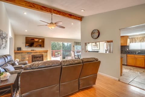 Vallejo Home with Spacious Deck, Hot Tub and Views Haus in Vallejo