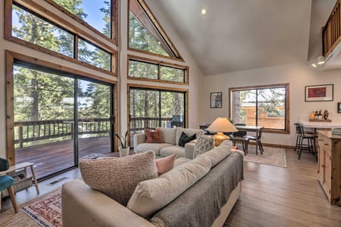 Modern Tahoe Donner Retreat with Deck and Grill! House in Truckee