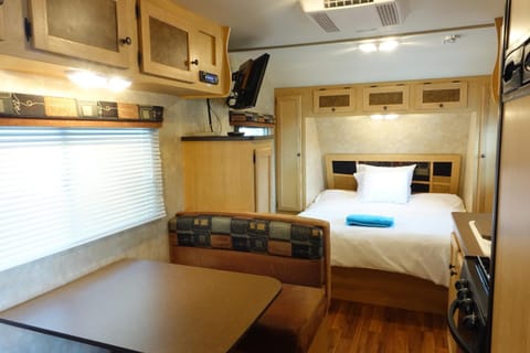 Best NYC Studio-RV EWR Layover Free Parking Apartment in Hillside