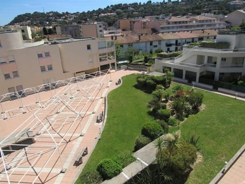 Appartement calme au cœur de Cavalaire, climatisé avec terrasse, parking et toutes commodités - FR-1-100-233 Apartment in Cavalaire-sur-Mer