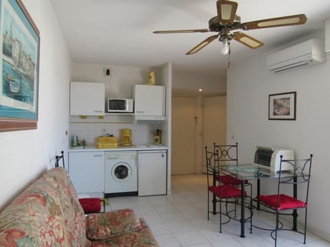 Appartement calme au cœur de Cavalaire, climatisé avec terrasse, parking et toutes commodités - FR-1-100-233 Apartment in Cavalaire-sur-Mer