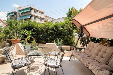 Amazing House with Jacuzzi and Huge PVT Garden Apartment in South Athens
