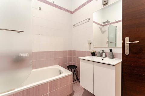 Amazing House with Jacuzzi and Huge PVT Garden Apartment in South Athens