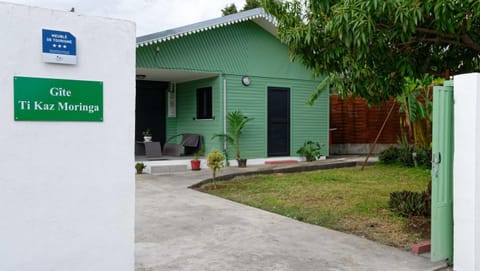 Gîte TI KAZ MORINGA, Charmante case créole à St Louis House in Réunion