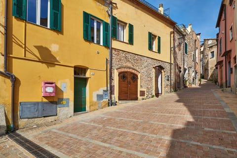 Facade/entrance, Neighbourhood